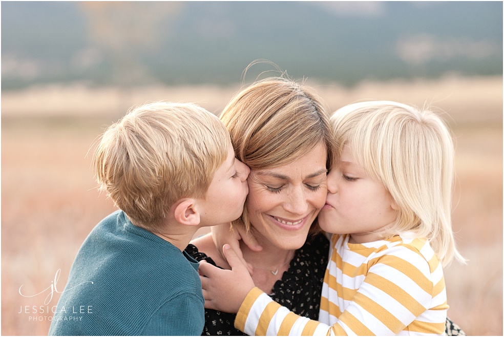 Louisville Family Photographer, kissing mom