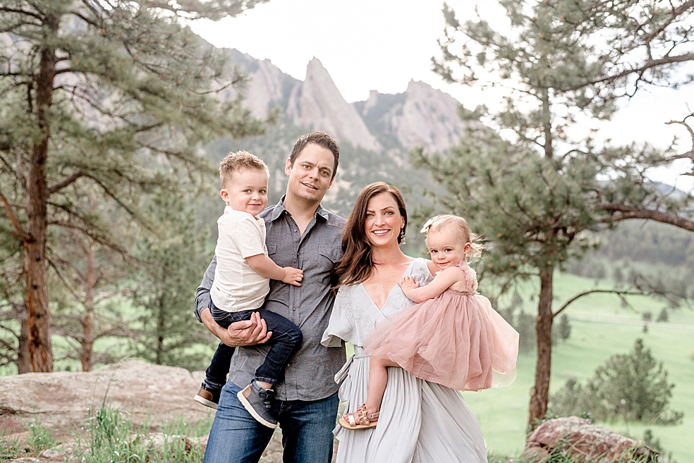 Family standing together in front of mountains | Photo by Jessica Lee Photography