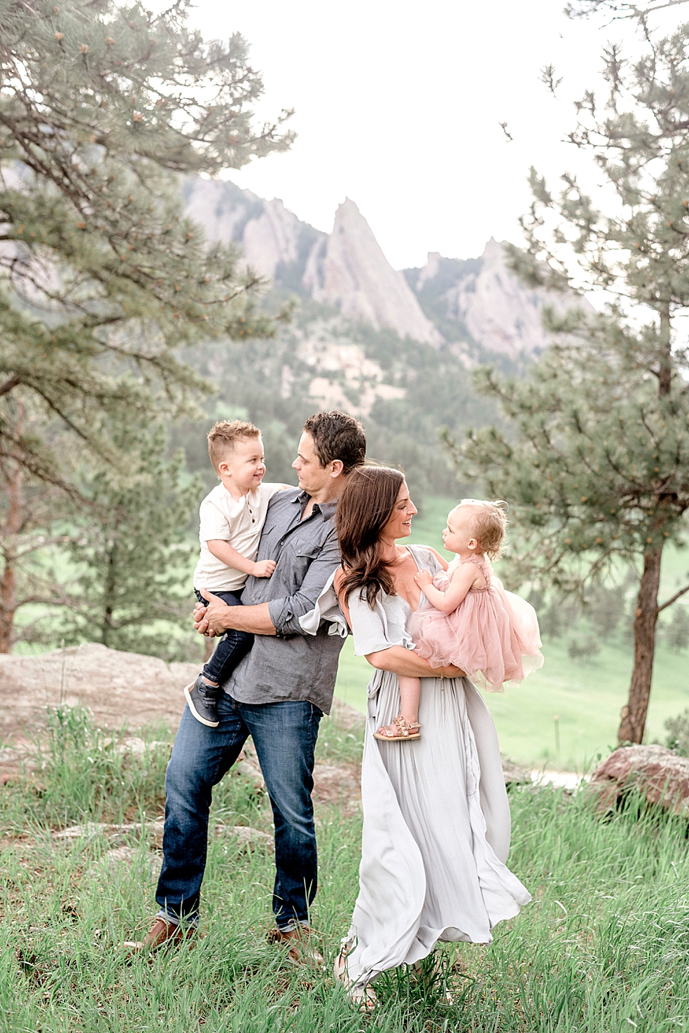 Mom and dad interacting with their little ones | Photo by Jessica Lee Photography