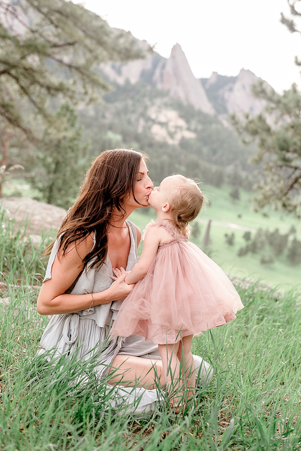 Daughter giving mom a kiss | Photo by Decatur Alabama Family Photographer Jessica Lee