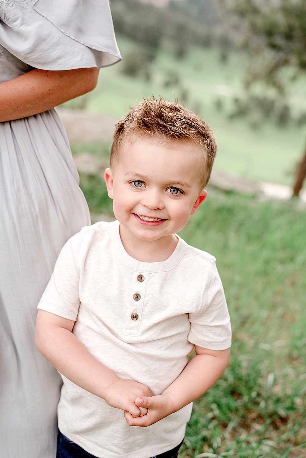 Little boy in cream shirt smiling | Photo by Decatur Alabama Family Photographer Jessica Lee