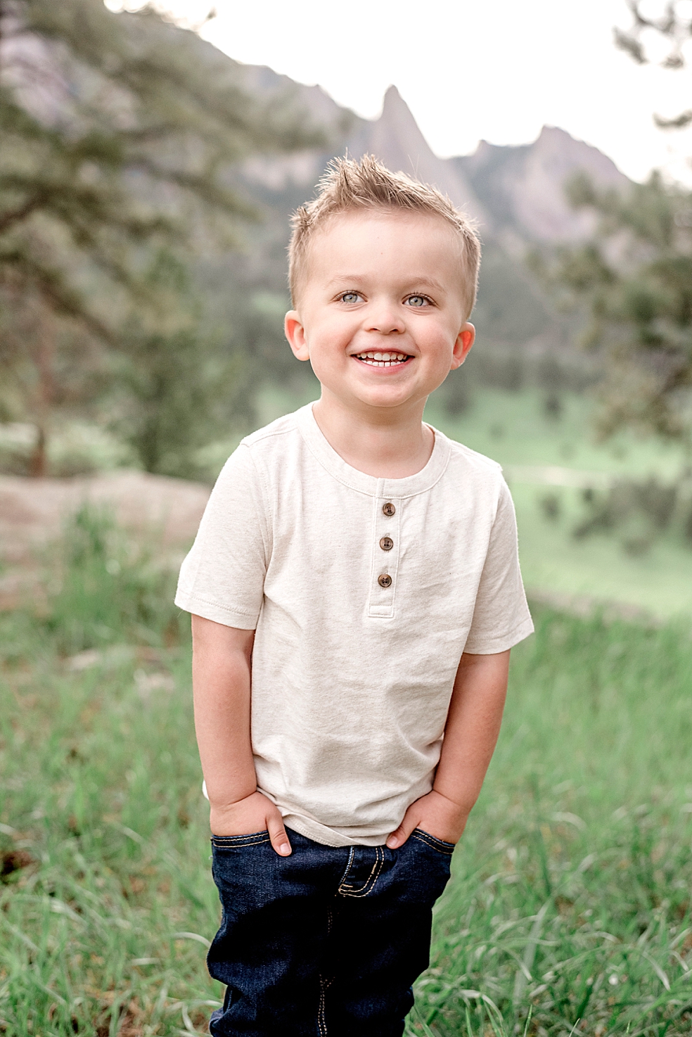 Little boy in cream shirt smiling at the camera | Photo by Decatur Alabama Family Photographer Jessica Lee