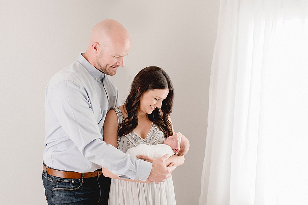 Mom and dad smiling at newborn baby girl | Photo by Decatur Alabama Newborn Photographer Jessica Lee 