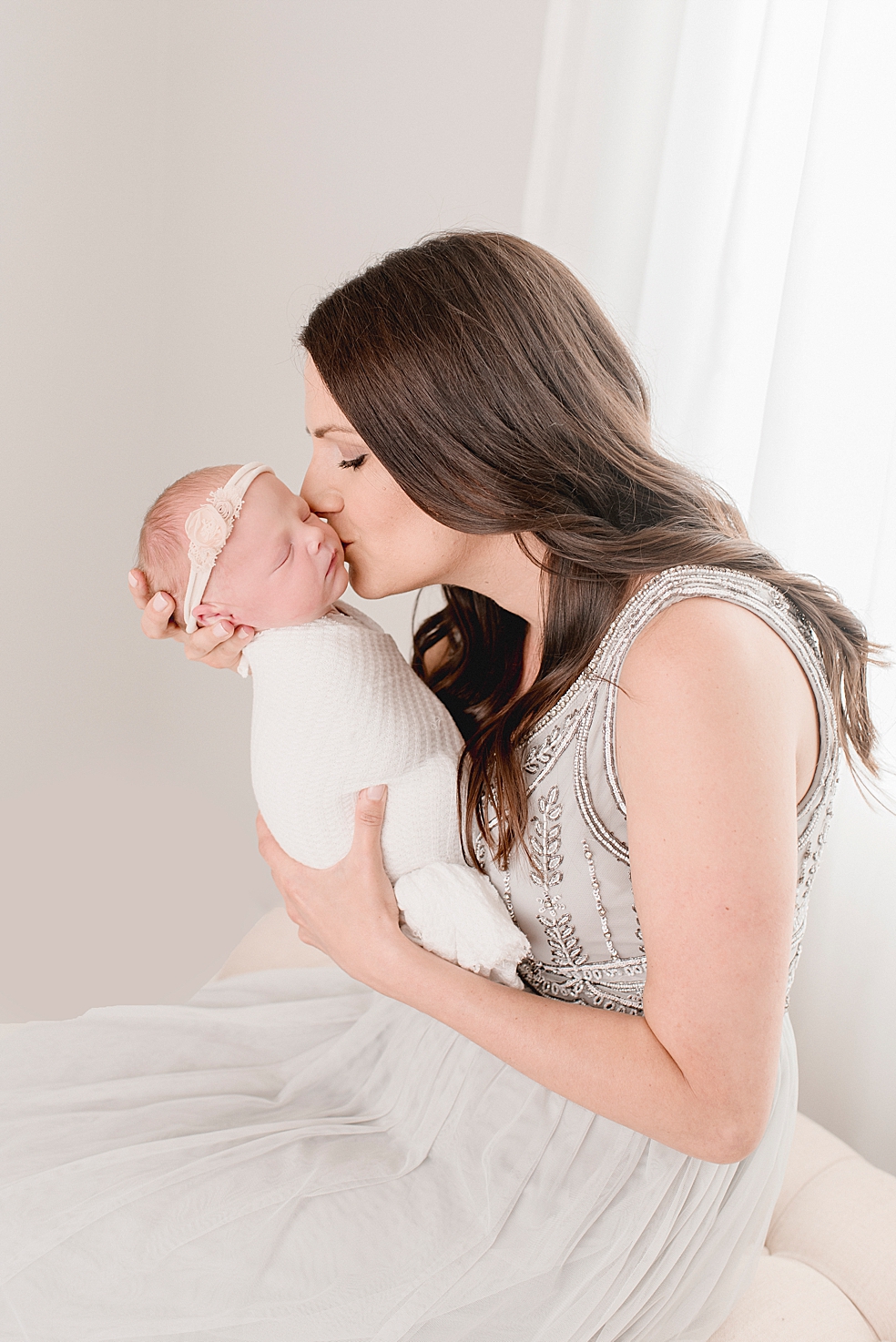 Mom kissing newborn baby girl on cheek | Photo by Jessica Lee Photography