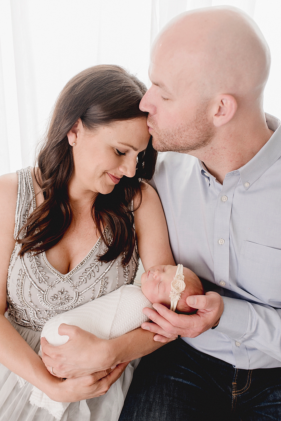 Mom and dad snuggling new baby girl | Photo by Decatur Alabama Newborn Photographer Jessica Lee 