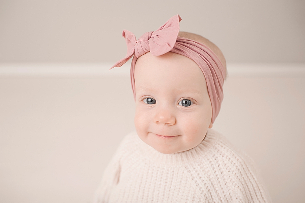 Toddler baby girl wearing a pink bow | Photo by Jessica Lee Photography 