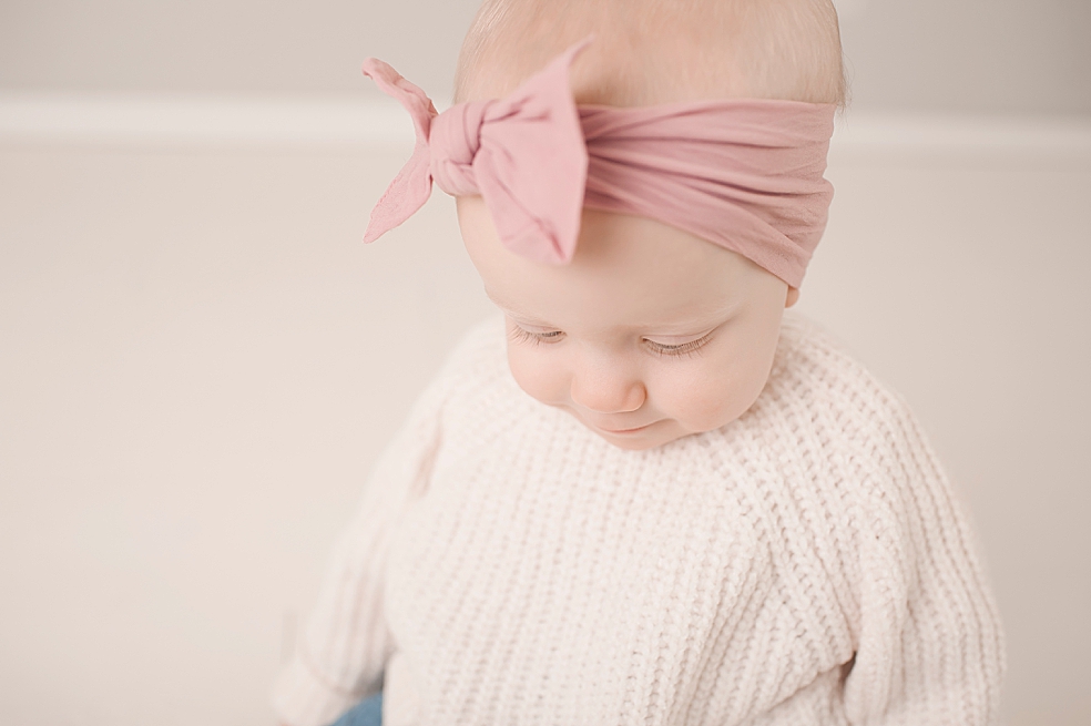 Detail of baby girl wearing a pink bow | Photo by Decatur Alabama Baby Photographer Jessica Lee 
