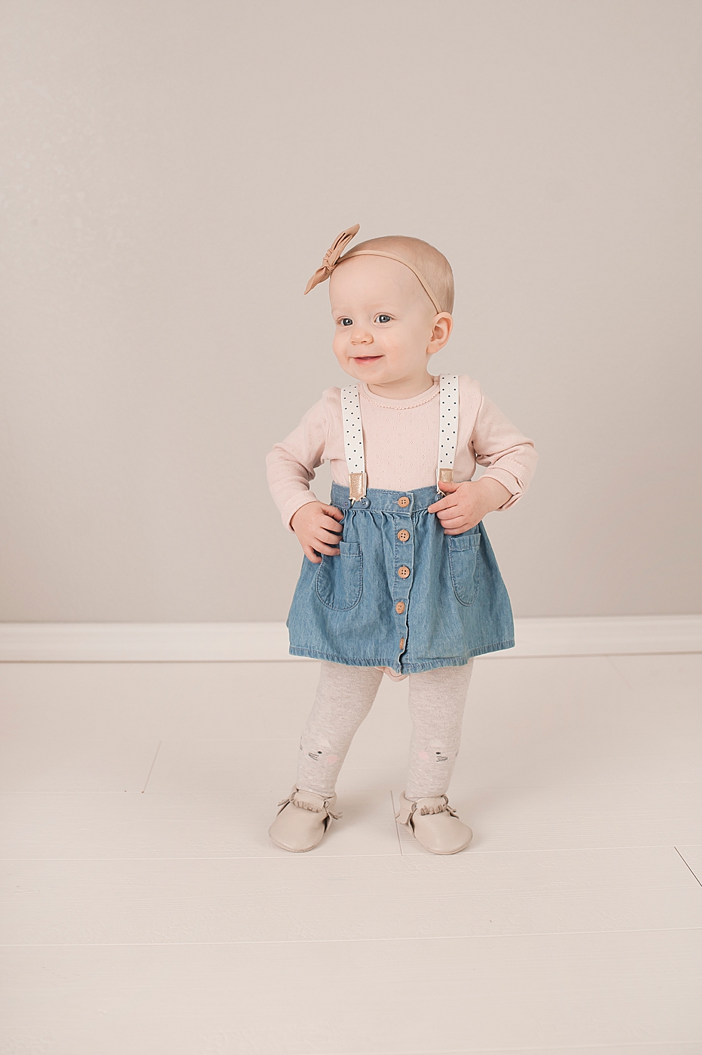 Toddler baby girl standing on her own | Photo by Decatur Alabama Baby Photographer Jessica Lee 
