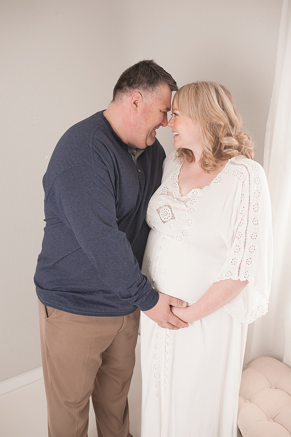 Mom and dad to be snuggling | Photo by Jessica Lee Photography