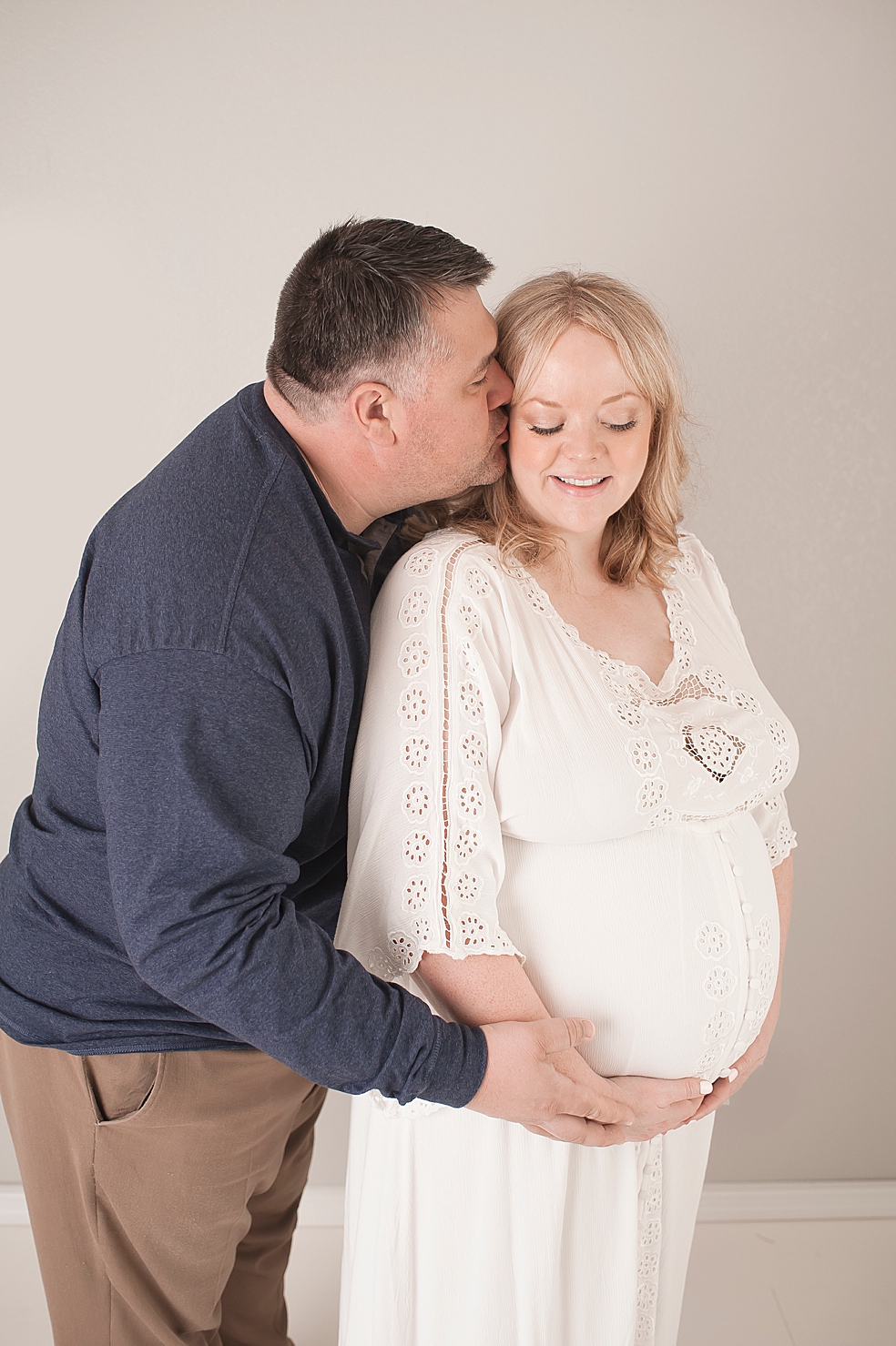 Dad kissing mom to be on the forehead | Photo by Decatur Alabama Maternity Photographer Jessica Lee