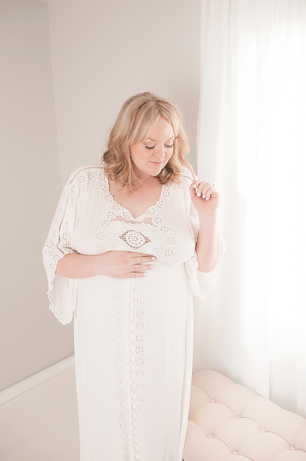 Mom to be in long white dress | Photo by Decatur Alabama Maternity Photographer Jessica Lee