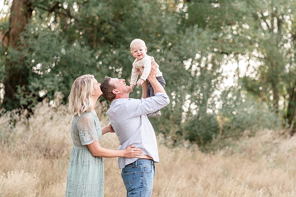 Mom and dad playing with toddler baby boy | Photo by Madison Alabama Baby Photographer Jessica Lee 