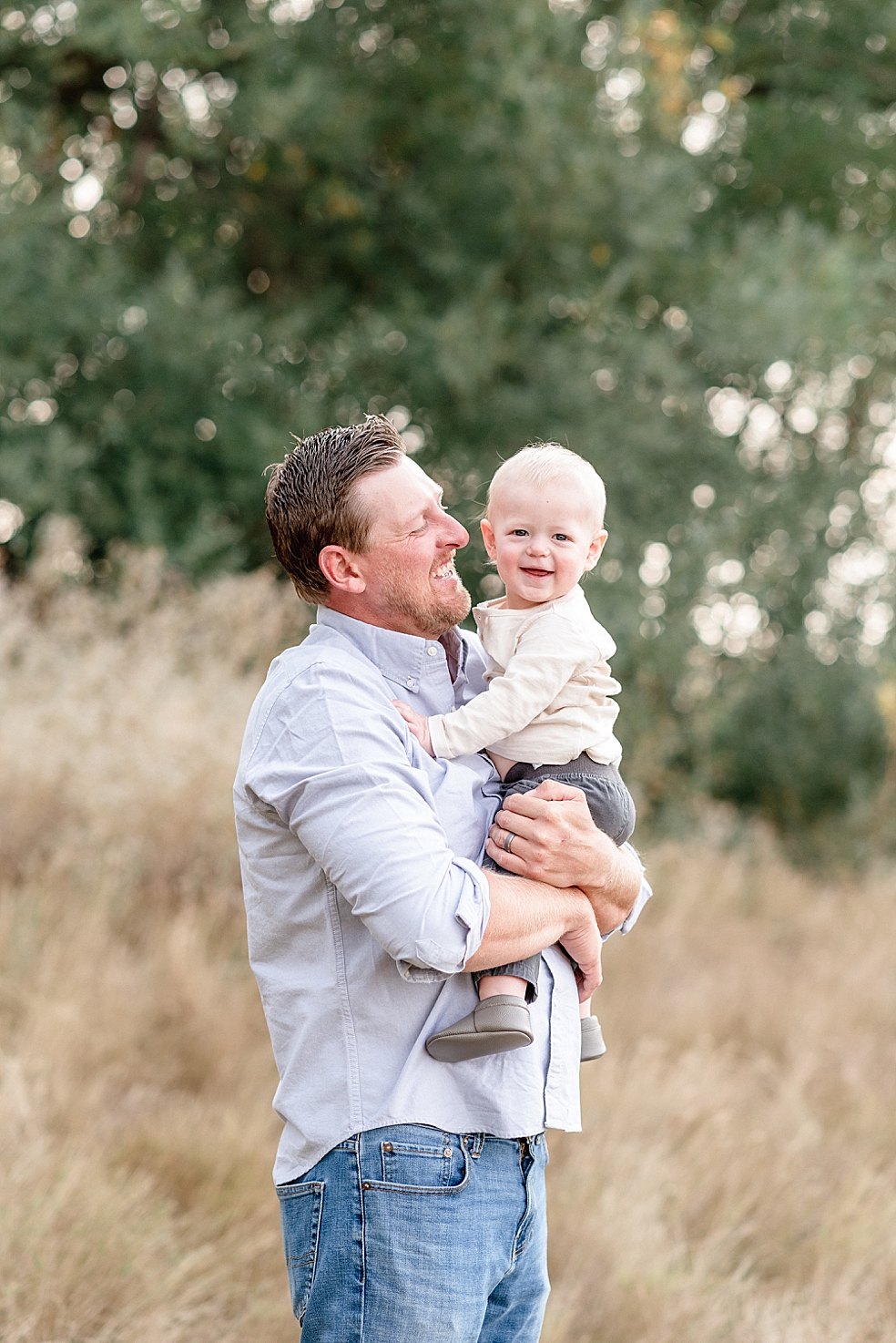 Dad and toddler boy smiling | Photo by Madison Alabama Baby Photographer Jessica Lee 