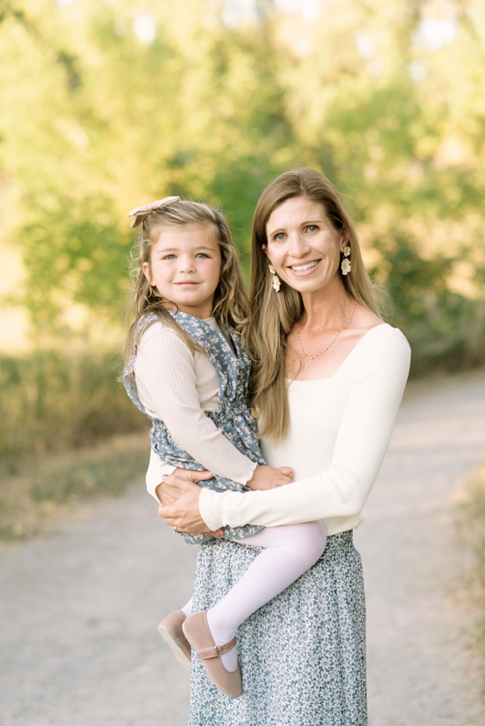 Mom and daughter smiling together | Photo by Madison Alabama Family Photographer Jessica Lee