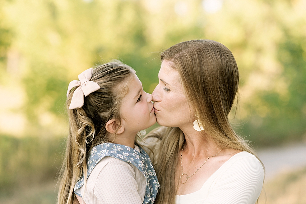 Mom and daughter smooch during family photos | Photo by Jessica Lee Photography 