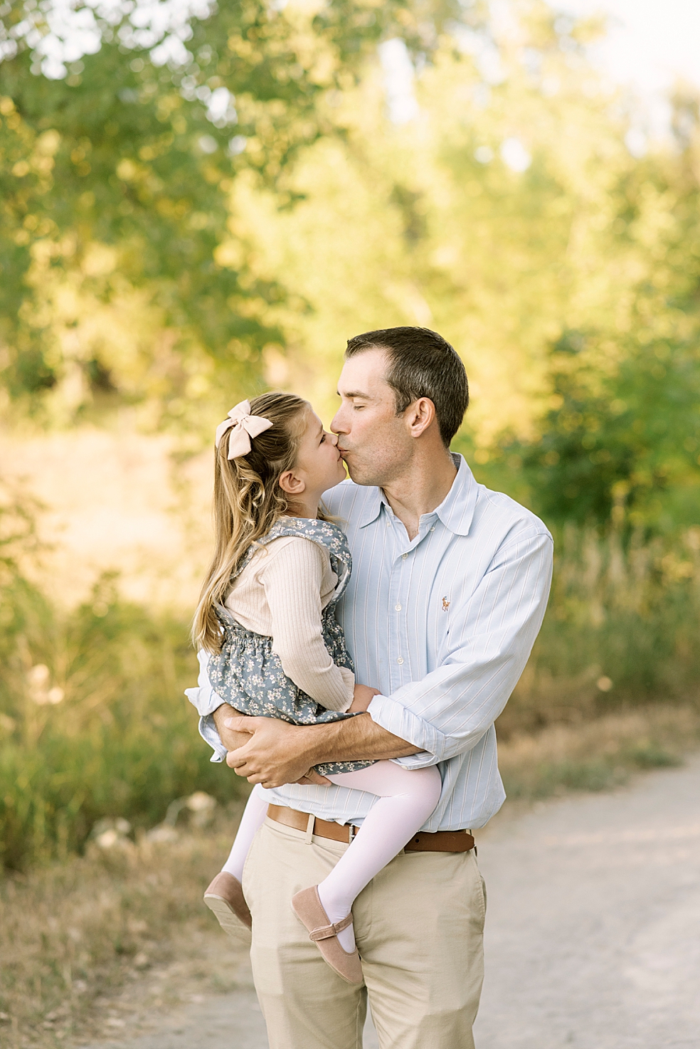 Daddy and daughter smooch during family photos | Photo by Jessica Lee Photography 