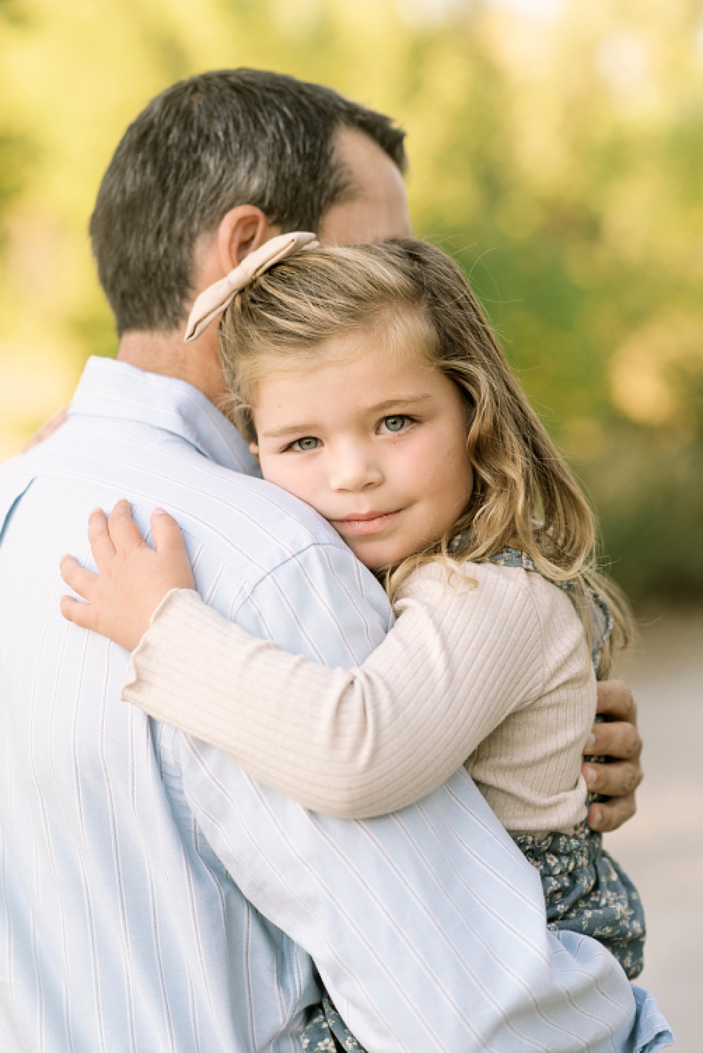 Little girl hugging her dad | Photo by Madison Alabama Family Photographer Jessica Lee