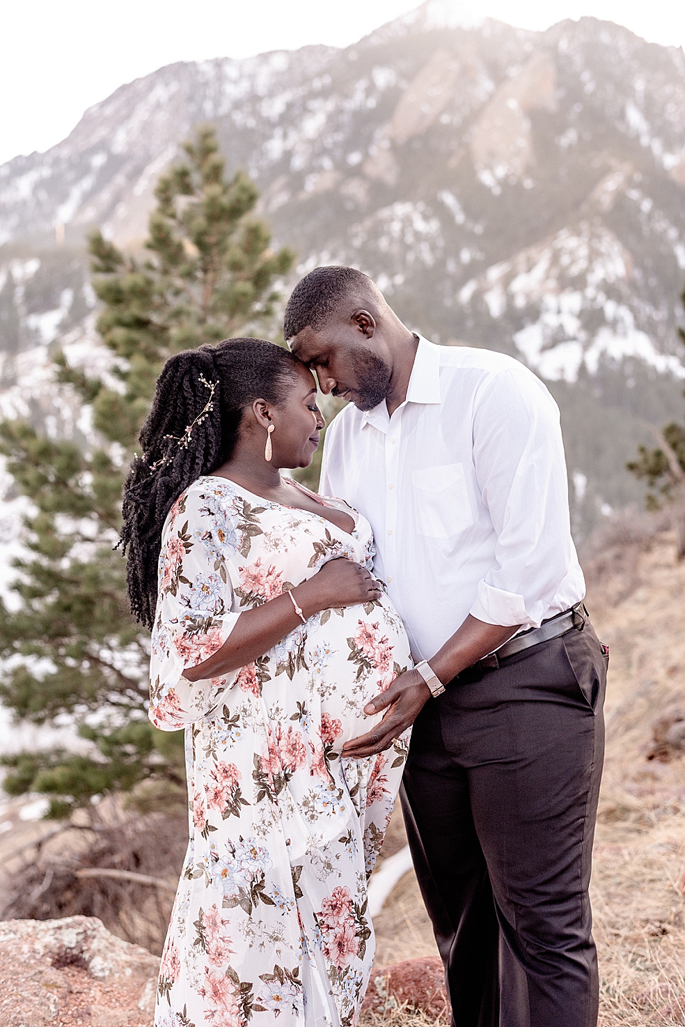 Mom and dad to be with foreheads together | Photo by Jessica Lee Photography