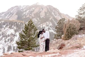 Mom and dad to be in the mountains | Photo by Jessica Lee Photography