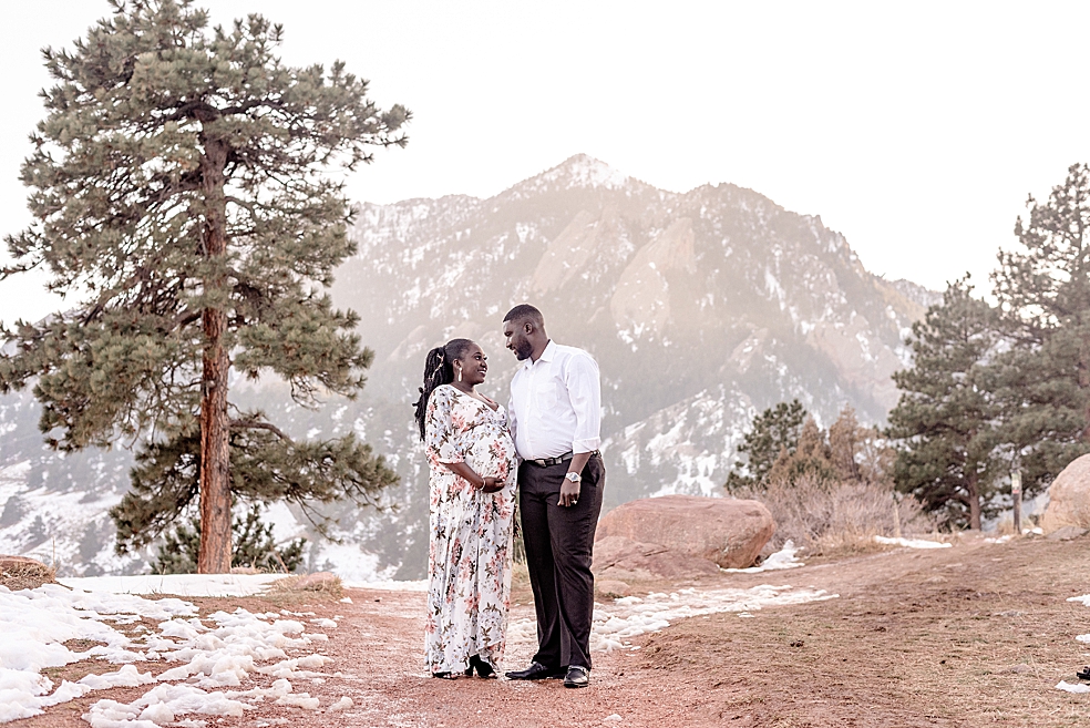 Mom and dad to be in front of mountains | Photo by Jessica Lee Photography