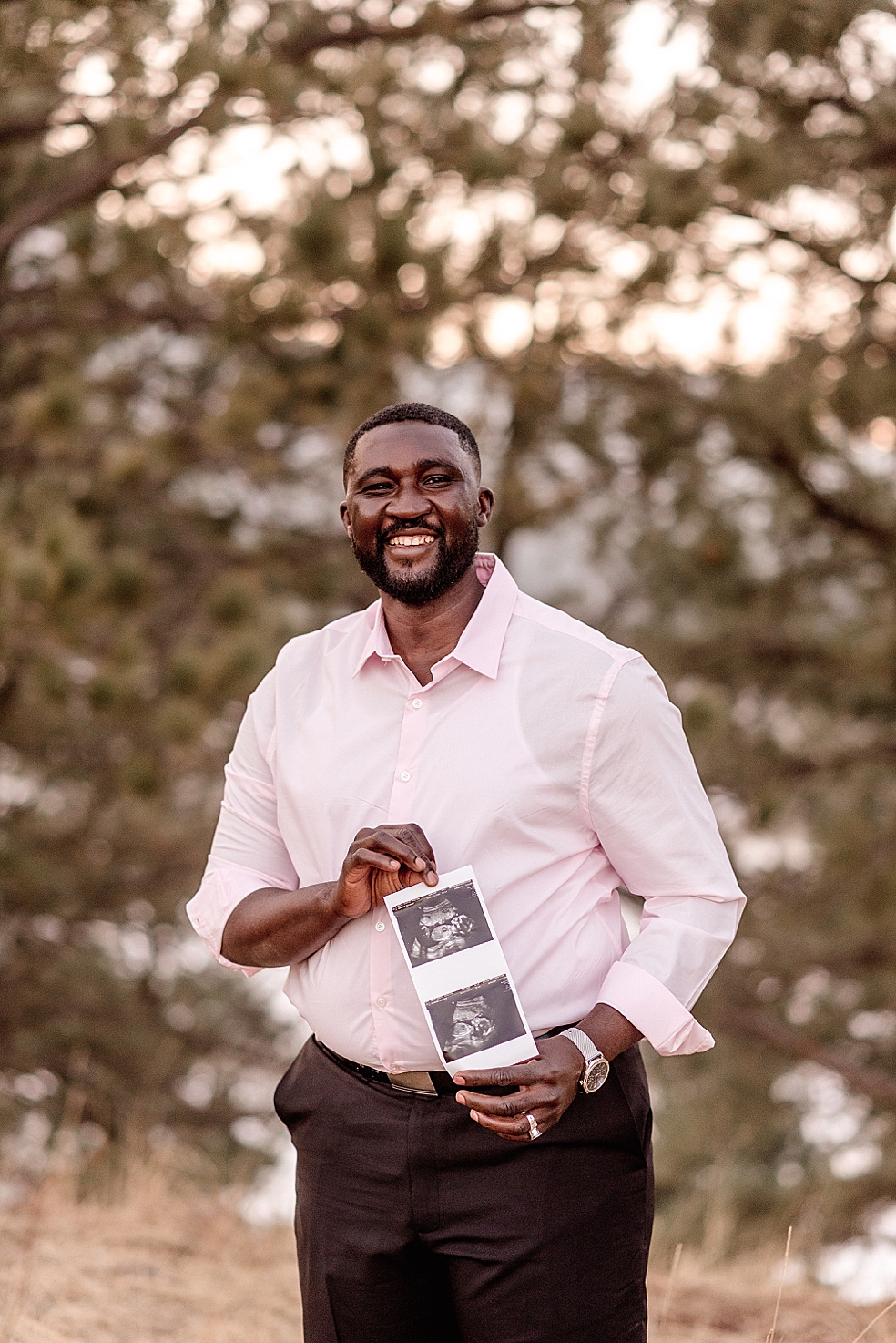 Dad to be holding sonogram photo | Photo by Jessica Lee Photography