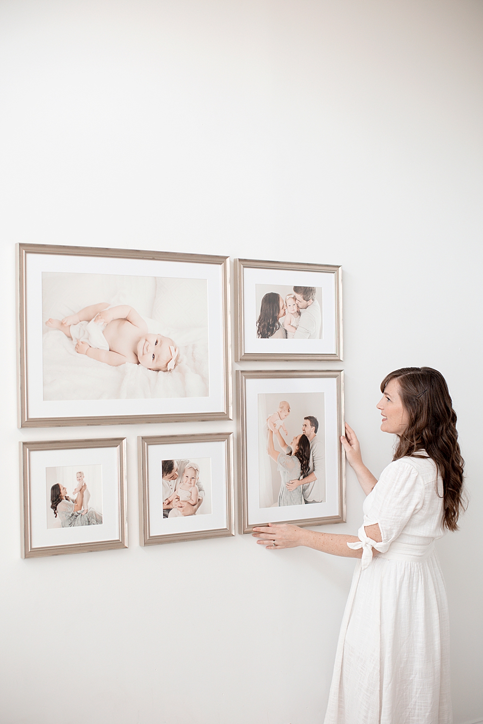 Woman hanging a gallery wall | Madison Alabama Full Service Photographer Jessica Lee 