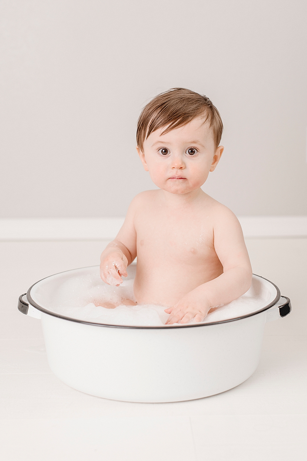 Baby boy in a bubble bath | Photo by Jessica Lee Photography
