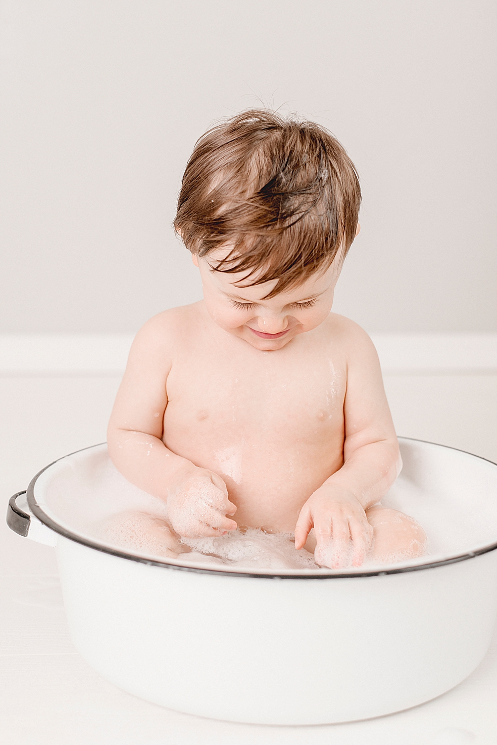 Toddler boy in bubble bath | Photo by Jessica Lee Photography