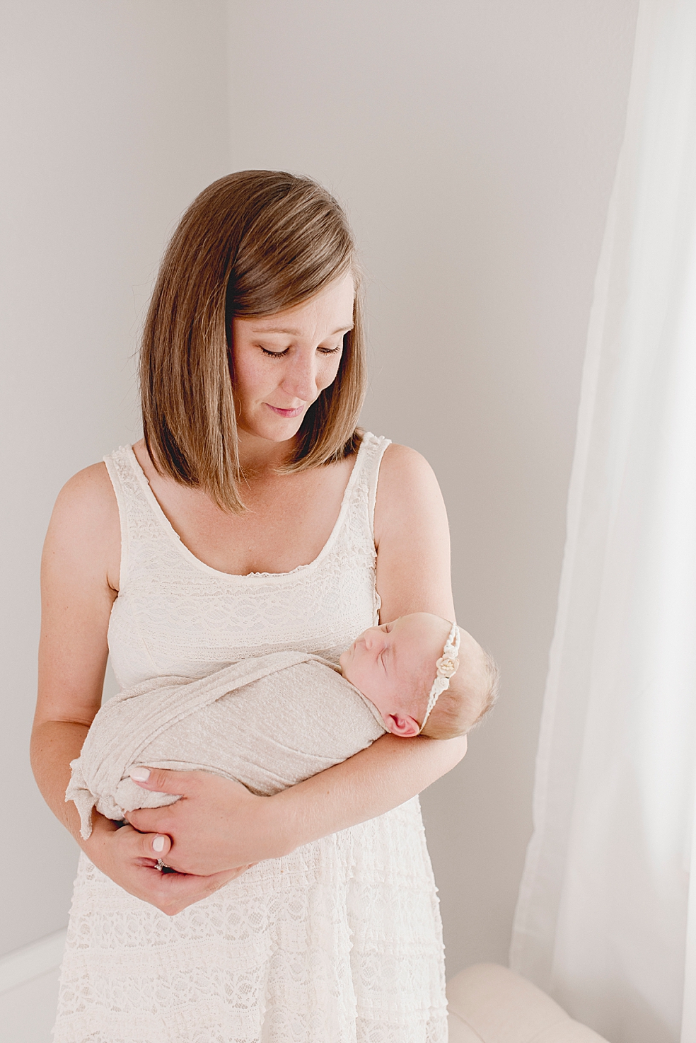 Mom holding her newborn baby girl | Photo by Meridianville Newborn Photographer Jessica Lee
