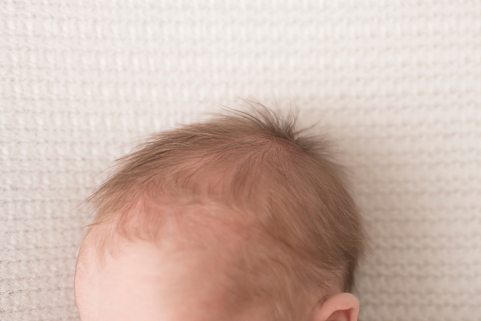 Details of baby girls fuzzy newborn hair | Photo by Jessica Lee Photography 