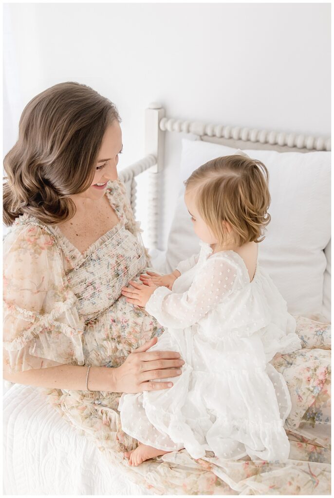Expecting Mom with big Sister | Jessica Lee Photography